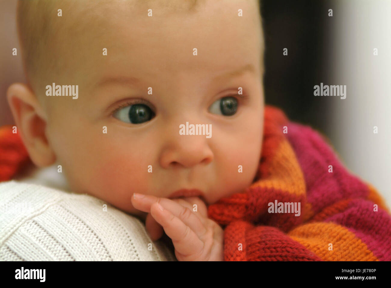 6 Monate altes Baby, Finger in den Mund, Träume entfernt, Stockfoto