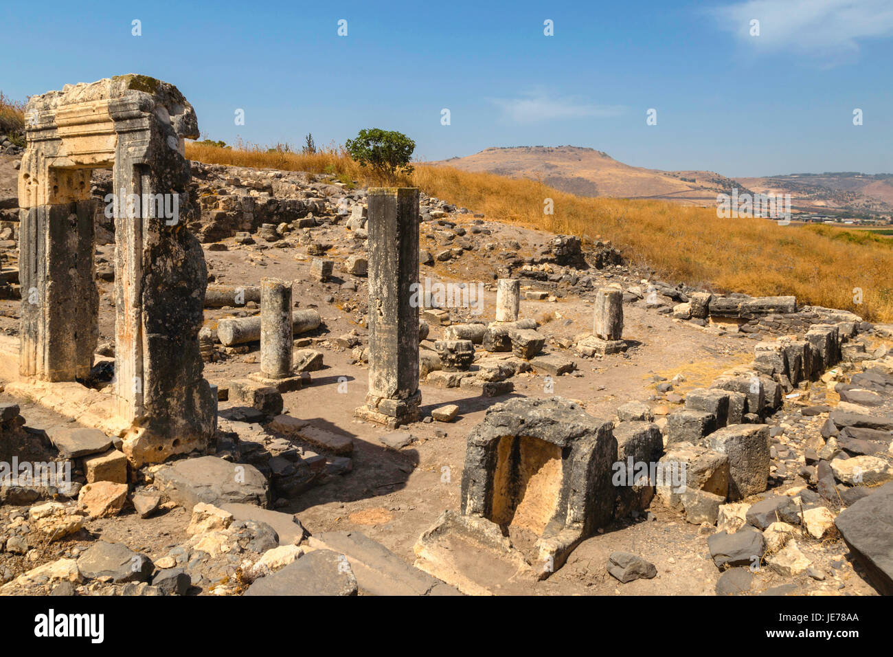Die Ruinen einer alten jüdischen Siedlung mit einer Synagoge aus dem vierten Jahrhundert CE mit Bänken und Spalten, Mount Arbel, Israel. Stockfoto