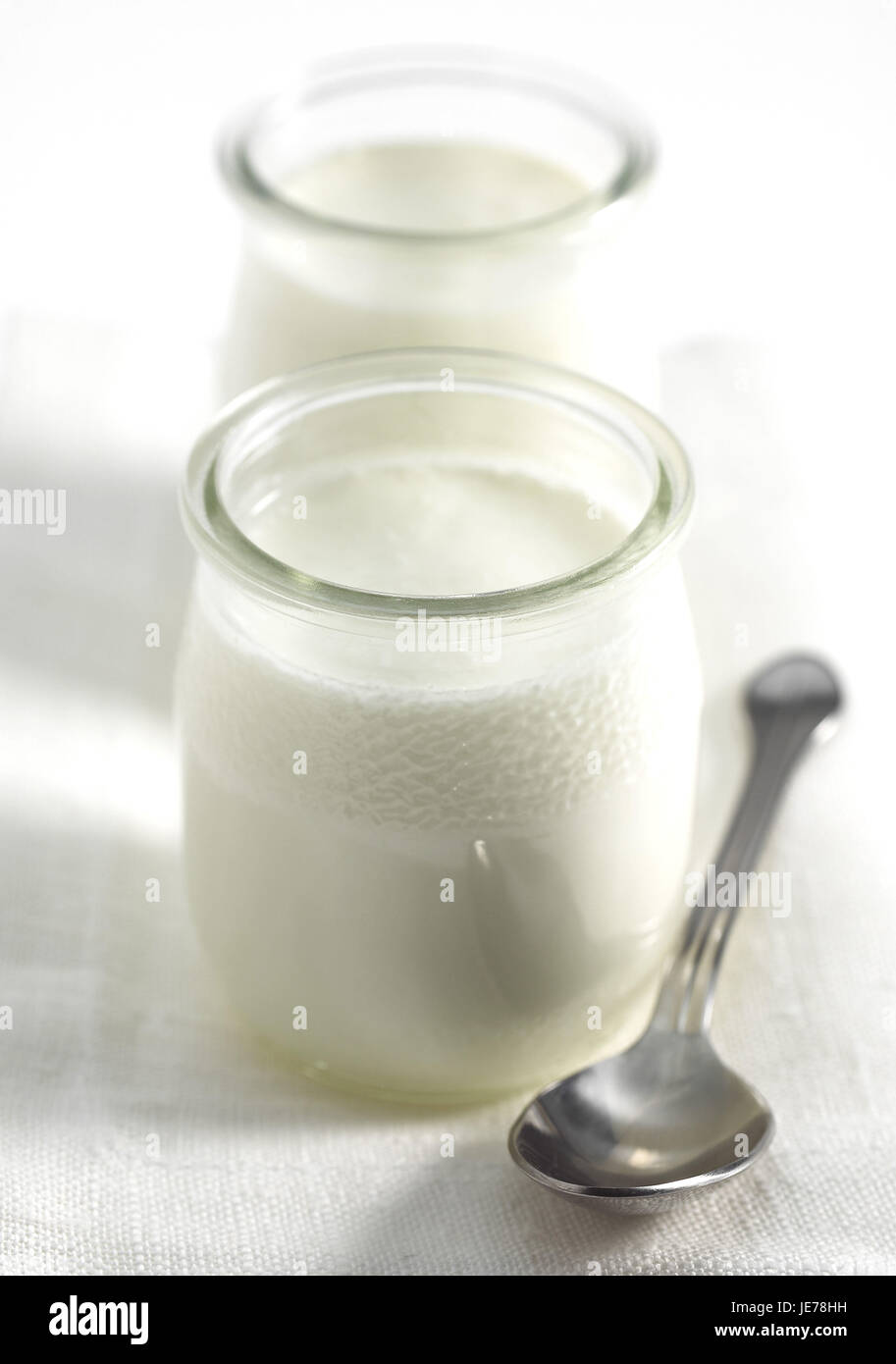 Gläser, Naturjoghurt, weißer Hintergrund, Stockfoto