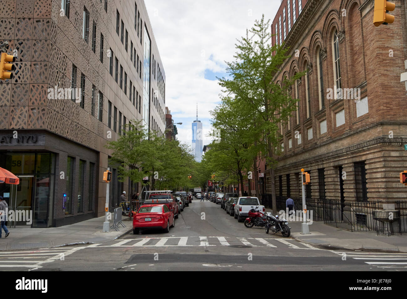 Auf der Suche Thompson Street in Richtung One World Trade Center vom Washington Square Greenwich Village New York City USA Stockfoto