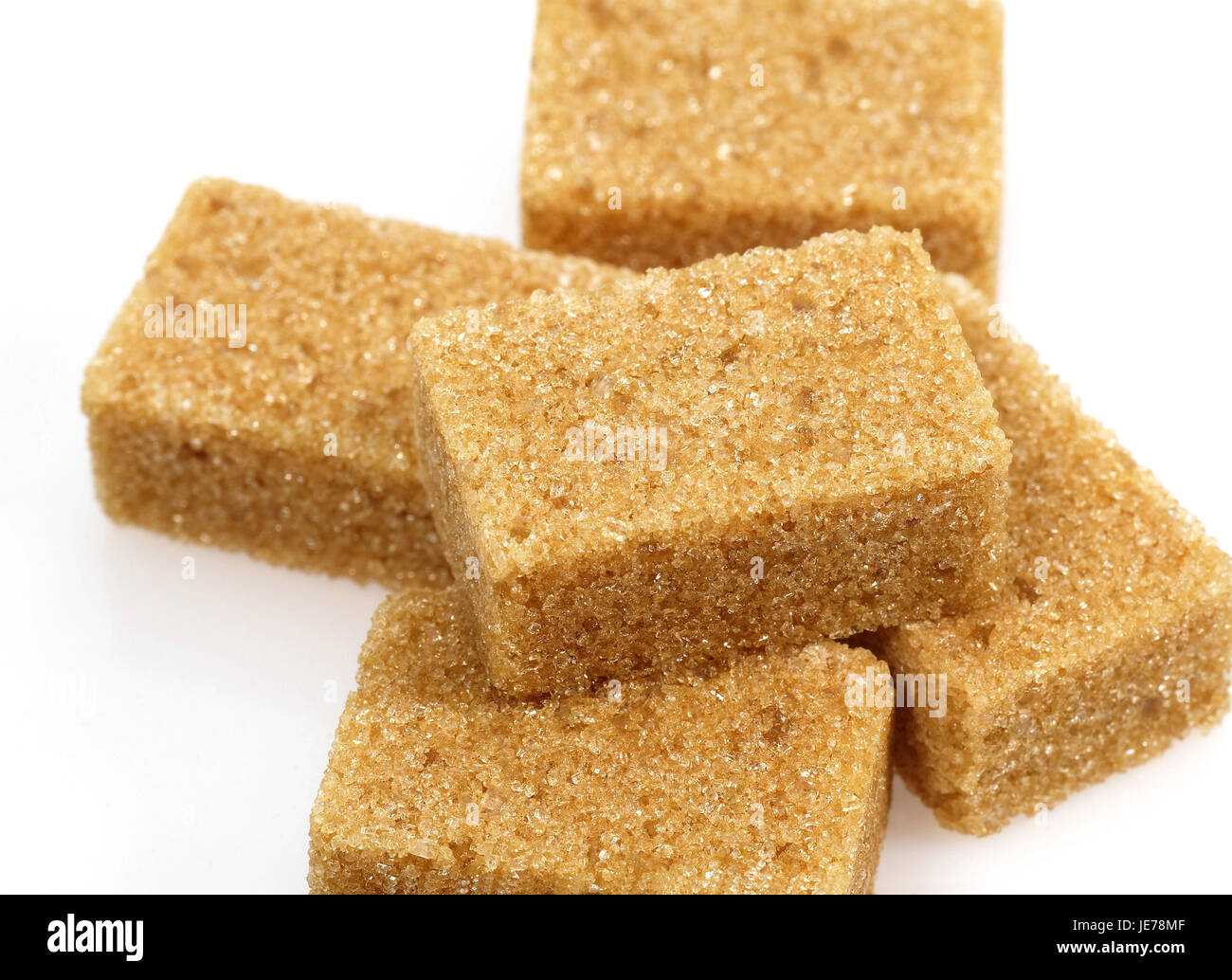 Brauner Zucker, Würfel, weißer Hintergrund, Stockfoto