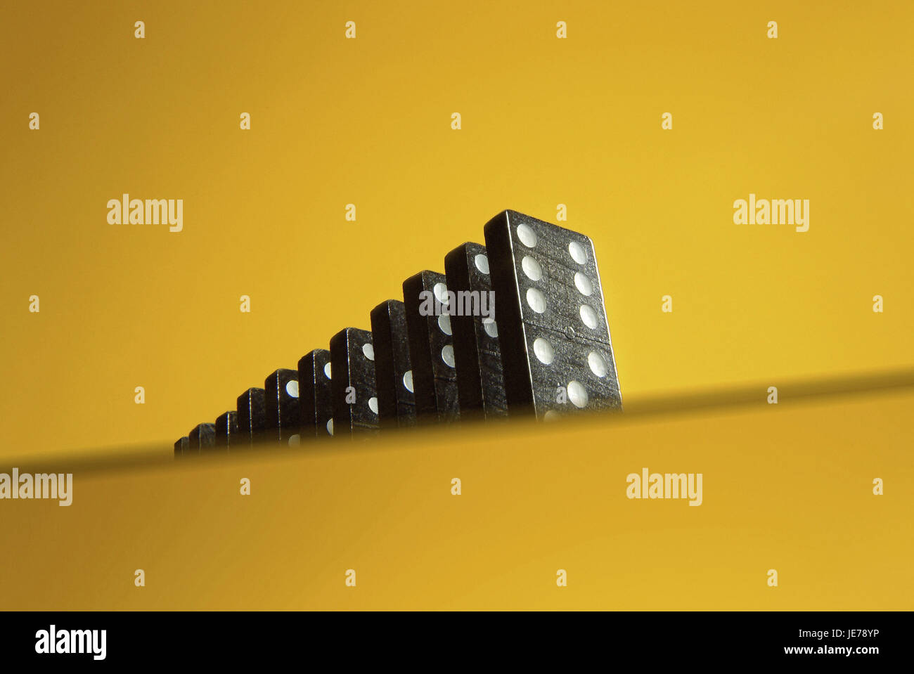 Dominos in einer Reihe, Stockfoto