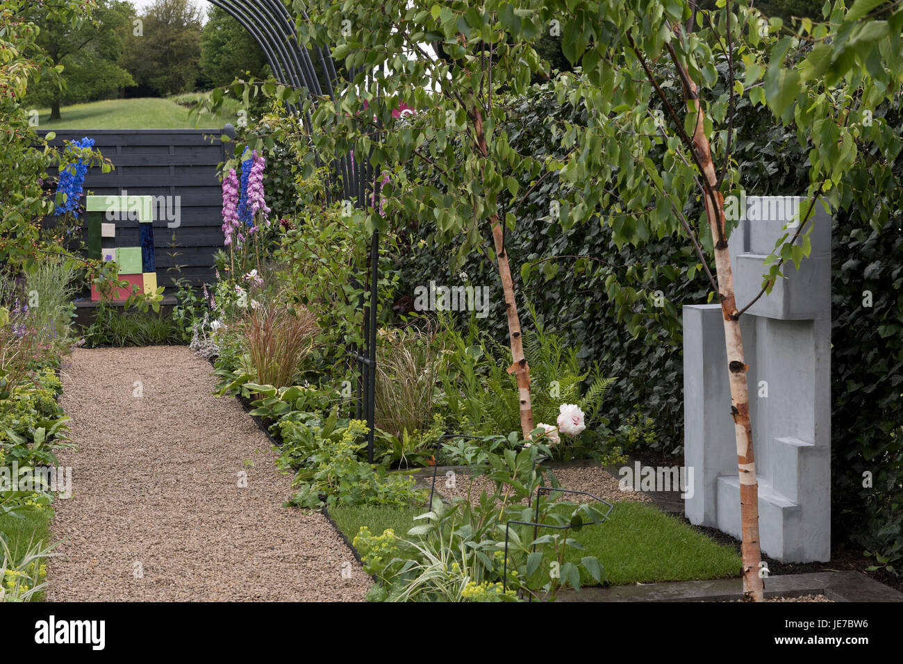 Weg & Grenze in modernistischen & Bauhaus inspirierte Agriframes Garten bei der ersten RHS Chatsworth Flower Show - Chatsworth House, Derbyshire, England, UK. Stockfoto