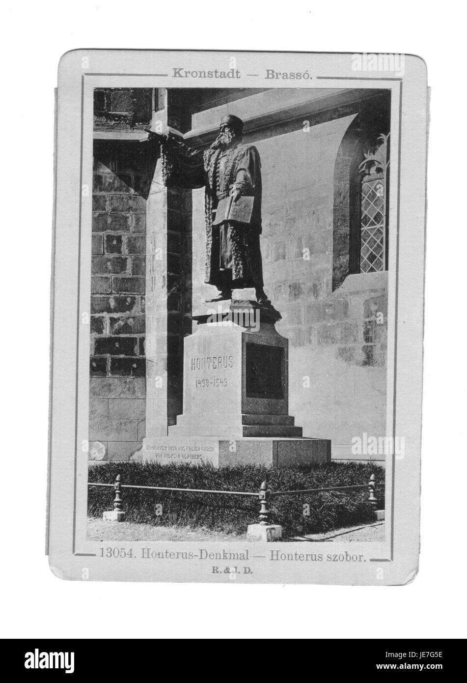 Foto, das ein Blechinstrument zeigt, wahrscheinlich Teil einer Blechbläserkapelle, aufgenommen in Aktion. Das Bild zeigt das Instrument mit einem Schwerpunkt auf Design und Funktionalität bei der musikalischen Aufführung. Stockfoto