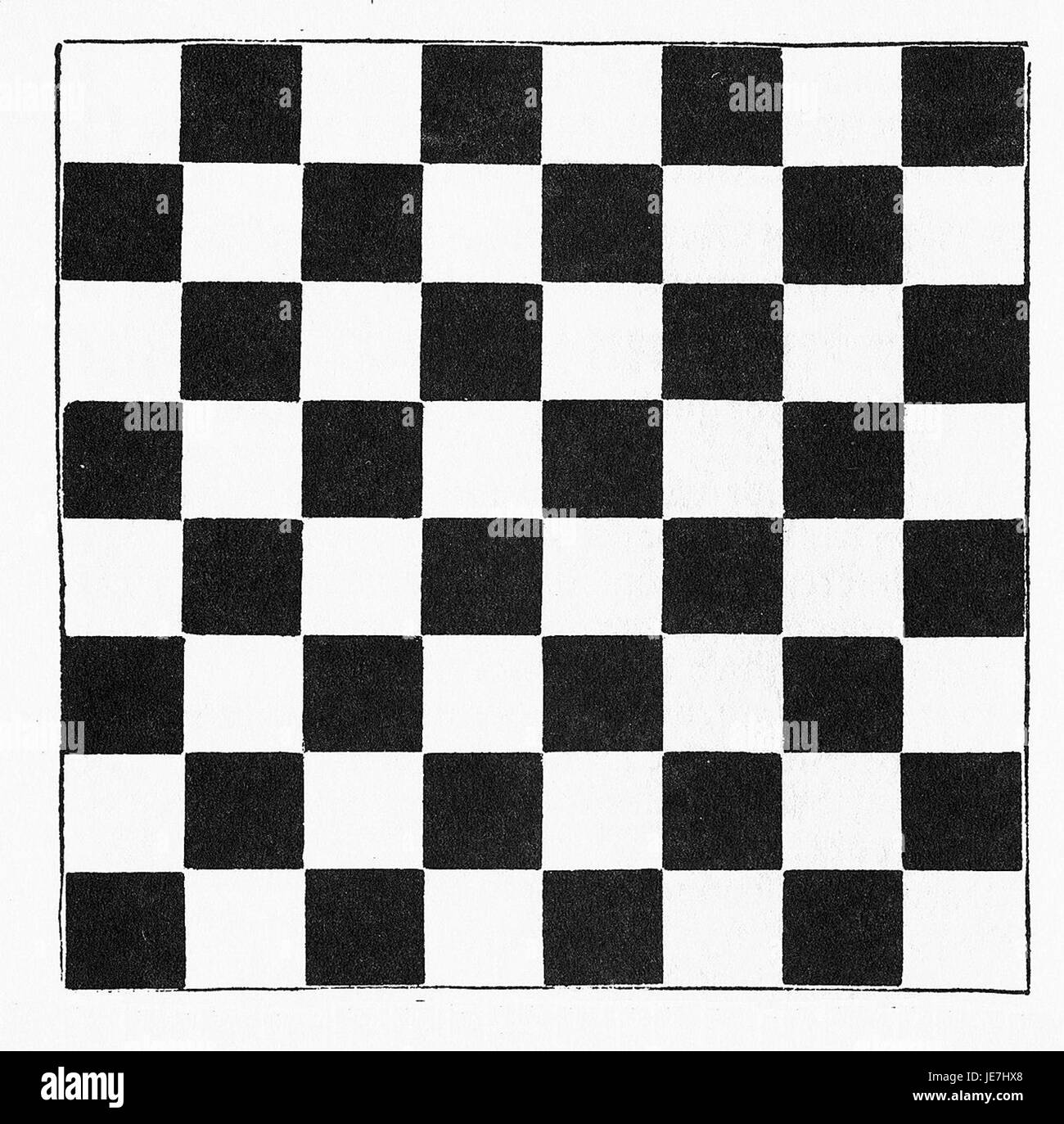 Ein Foto eines Schachbrettaufbaus aus dem Schachzabel Spiel, einer historischen Variante des Schachspiels. Dieses Spiel stammt aus dem mittelalterlichen Europa und hebt die wichtigsten Elemente der klassischen Schachstruktur mit einzigartigen Regeln hervor. Stockfoto