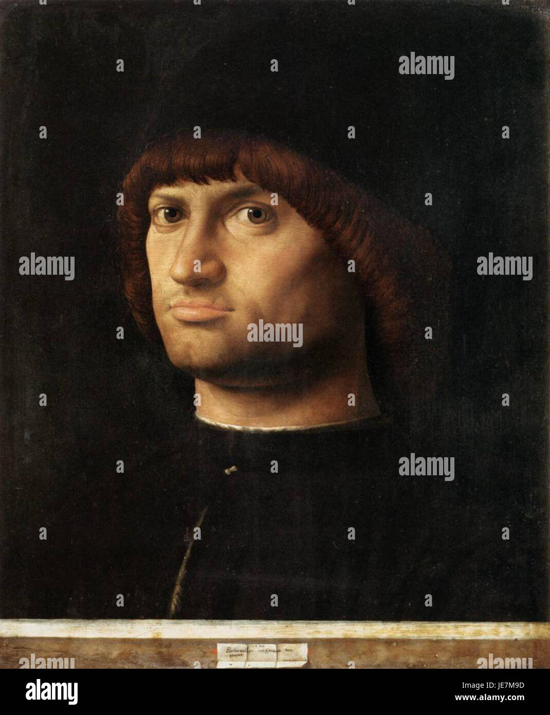 „Porträt eines Mannes“ (Il condottiere) von Antonello da Messina, ausgestellt in der Nationalgalerie, stellt ein Werk aus dem 15. Jahrhundert dar, das den Realismus und die psychologische Tiefe des Themas erfasst, von dem allgemein angenommen wird, dass es ein militärischer Führer ist. Stockfoto