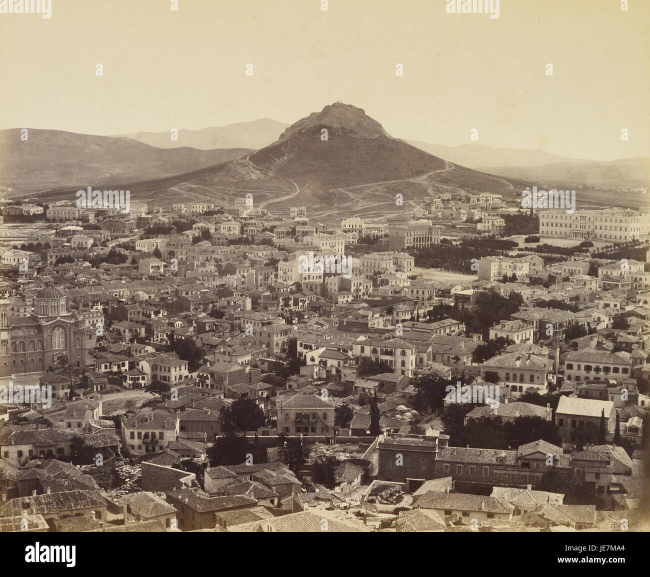 Eine Fotografie von Francis Bedford aus dem Jahr 1862, die einen Blick auf Athen, Griechenland, während des 19. Jahrhunderts zeigt. Das Bild fängt die Architektur und Landschaft der Stadt ein und bietet einen Einblick in die historische Umgebung. Stockfoto