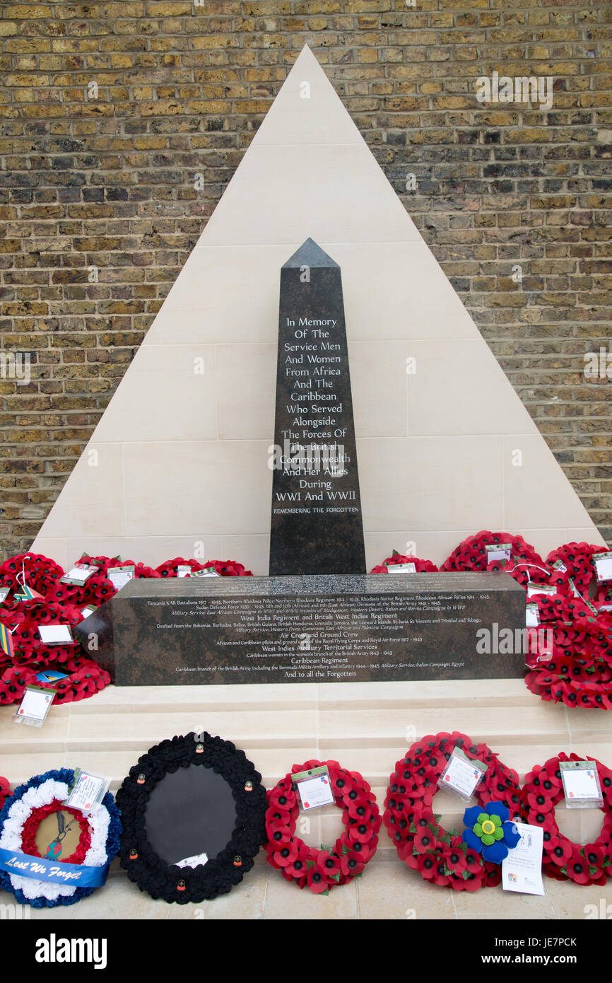 London, UK. 22. Juni 2017. Afrikanische, karibische Krieg Veterans Memorial, Hunderttausende von Soldaten aus afrikanischen und karibischen Nationen, mit Briten, U.S. gedient, und alliierte Truppen in den beiden Weltkriegen wurde heute enthüllt Windrush Quadrat, Brixton. Der Nubian Jak Community Trust, die das Denkmal gedacht, sagte, dass es Ziel darauf "ein bleibendes Vermächtnis des Beitrags von afrikanischen und karibischen militärische Soldatinnen und Soldaten zu Ehren. Bildnachweis: Thabo Jaiyesimi/Alamy Live-Nachrichten Stockfoto