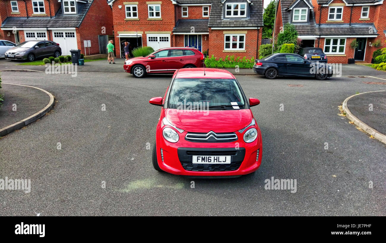 Ashbourne, Großbritannien. 22 Jun, 2017. Ein Auto unbedacht in der Mitte der Straße den ganzen Tag durch die Eigentümer den Zugang zu einem privaten Zufahrt zu beiden Häusern geparkt. Stuart schließen, Ashbourne, Derbyshire. Die Nachbarn diskutieren, was über sie laufenden Parkplatz Probleme im Bereich getan werden kann. Peak District. Quelle: Doug Blane/Alamy leben Nachrichten Stockfoto