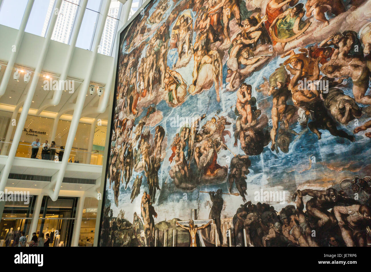 New York, USA. 22. Juni 2017. In der Nähe von lebensgroßen Nachbildungen von Michelangelos Sixtinische Kapelle sind Fresken auf dem Display in das Oculus im World Trade Center Transportation Hub in New York gesehen. Unter dem Titel "hautnah: Michelangelos Sixtinische Kapelle" 34 Exemplare können die Besucher hautnah und persönlich mit den Florentiner Künstler Meisterwerke mit das Herzstück wird "Das jüngste Gericht", das im Vatikan der Altarwand der Sixtinischen Kapelle übernimmt aufstehen. Die Anzeige wird bis Juli zu sehen 23 Wenn es eingepackt ist und Reisen zu anderen Malls. Bildnachweis: Richard Levine/Alamy Live-Nachrichten Stockfoto