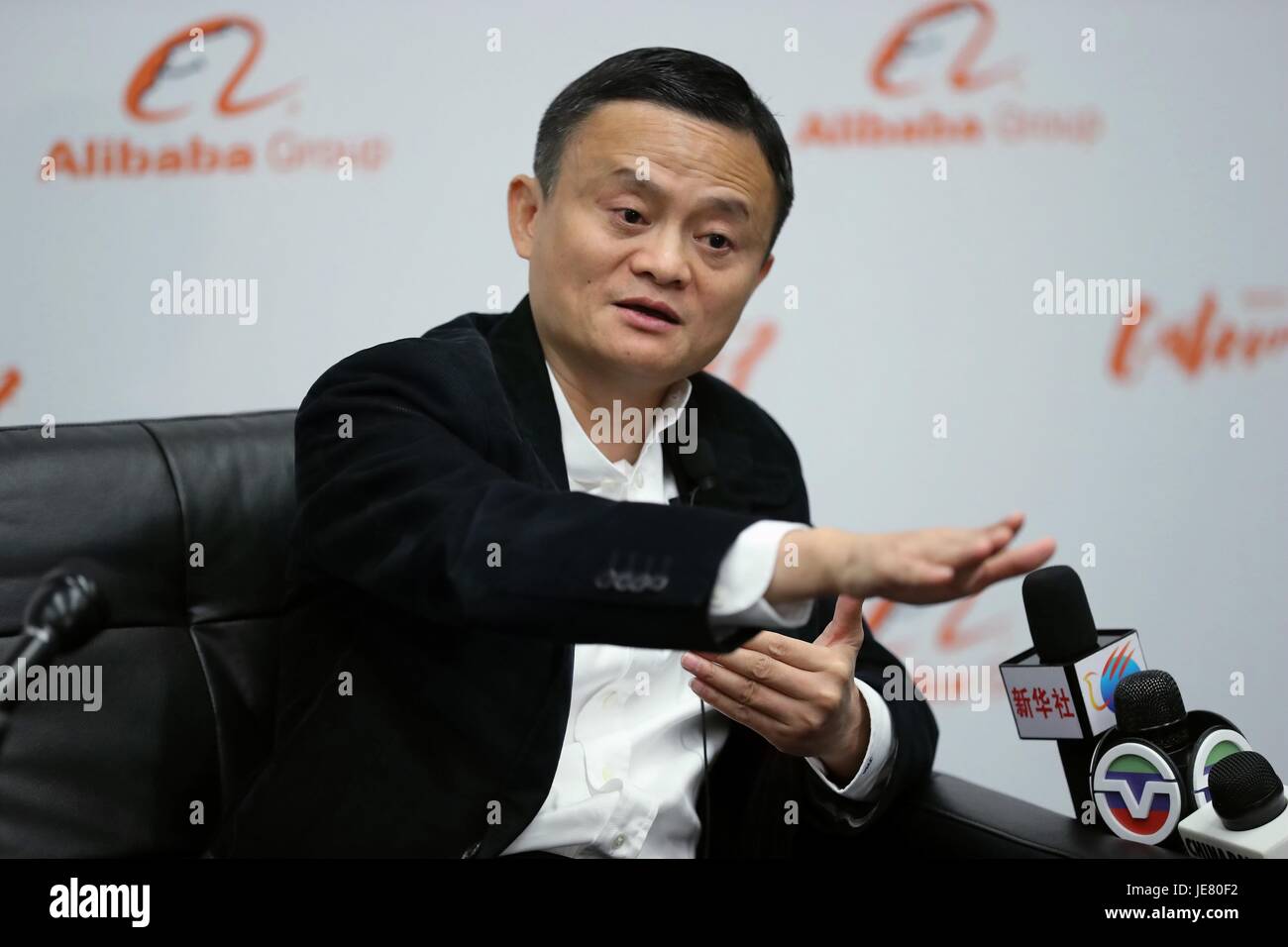 (170623)--DETROIT, 23. Juni 2017 (Xinhua)--Jack Ma, Gründer und Vorstandsvorsitzender der chinesische e-Commerce Riese Alibaba, erhält Interviews während der zweitägigen Sitzung mit den Eigentümern der US-kleine und mittlere Unternehmen in Detroit, USA, 21. Juni 2017. Der Flugverkehr war verklemmt und Hotels waren voll in die US-Stadt von Detroit am Montag als mehr als 3.000 Wirtschaftsvertreter in für die Gateway-17-Konferenz, Aibabas größte öffentliche Veranstaltung, in den Vereinigten Staaten strömten. (Xinhua/Wang Ping) (Gj) Stockfoto