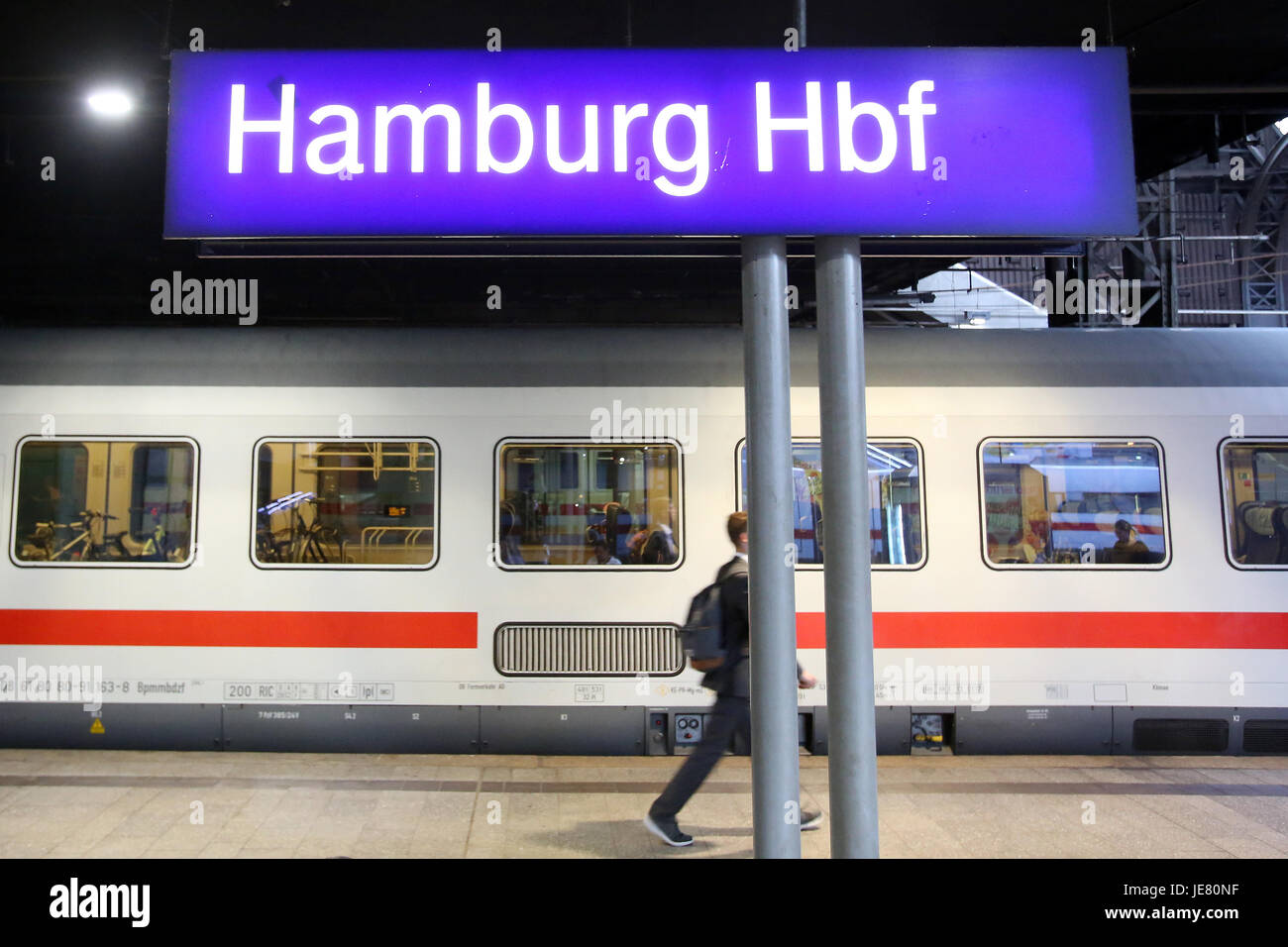 Hamburg, Deutschland. 22. Juni 2017. Ein Nachtzug zweckentfremdet als ...