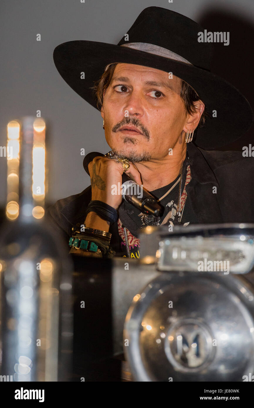 Glastonbury, Somerset, UK. 22. Juni 2017. Johnny Depp präsentiert seine Lieblingsfilme in Cineramageddon - 2017 Glastonbury Festival, würdig Farm. Glastonbury, 22. Juni 2017 Credit: Guy Bell/Alamy Live-Nachrichten Stockfoto