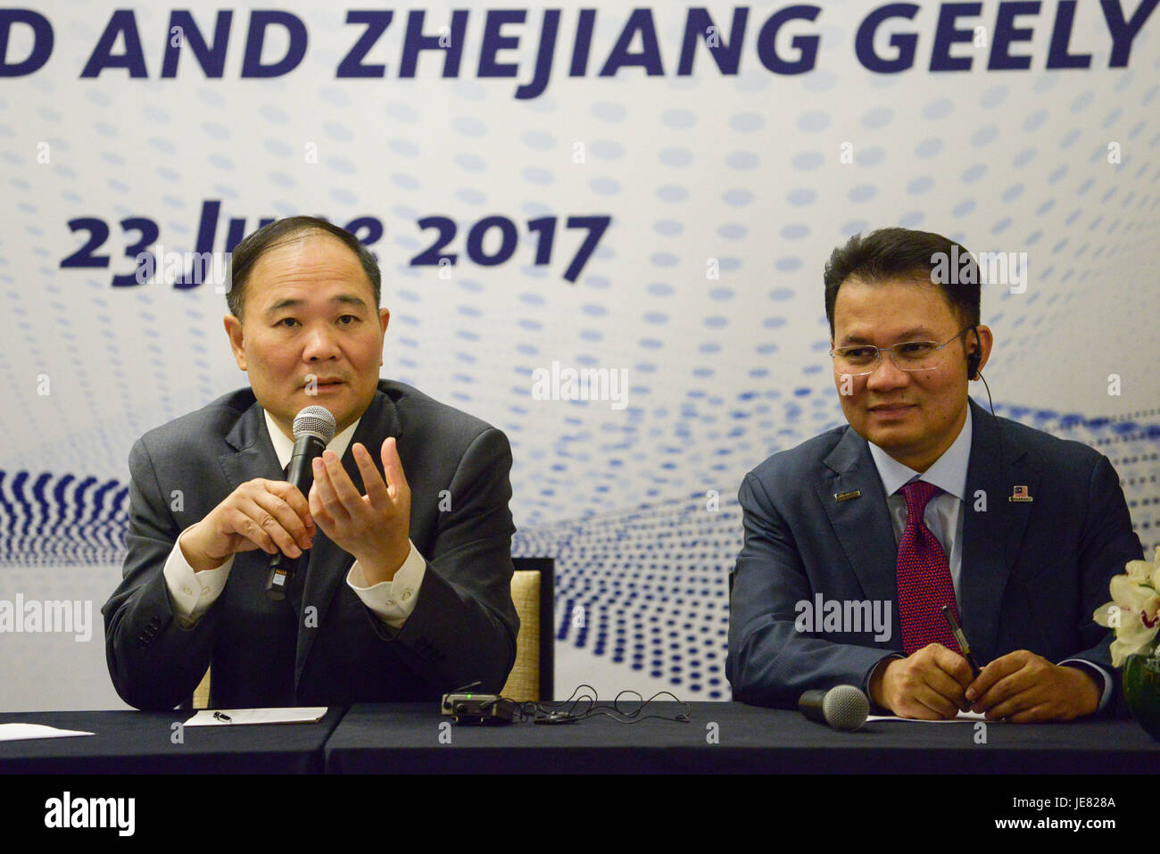 (170623)--spricht während einer gemeinsamen Pressekonferenz am 23. Juni 2017 in Kuala Lumpur, Malaysia, KUALA LUMPUR, 23. Juni 2017 (Xinhua)--Geely Vorsitzender Li Shufu (L). Chinas Zhejiang Geely Holding Group am Freitag unterzeichneten eine Vereinbarung zur Übernahme mit 49,9 Prozent an malaysischen Autobauer Proton, 30 Tage, nachdem eine erste Einigung wurde zwischen Geely und DRB-Hicom, der malaysischen Mischkonzern, der 100 Prozent der Proton besitzt. (Xinhua/Chong Voon Chung) (Dtf) Stockfoto