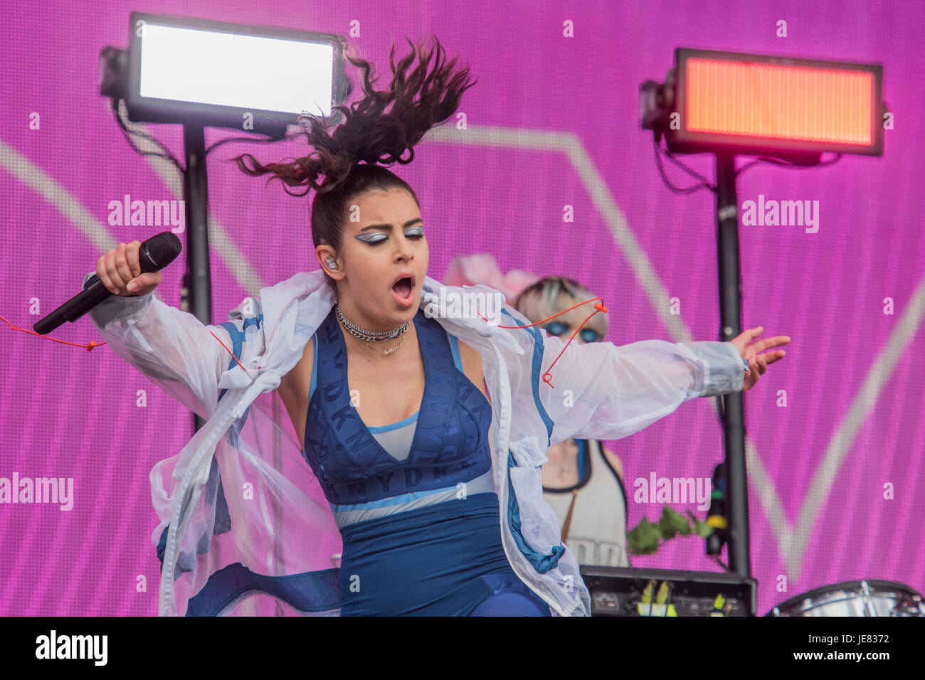 Glastonbury, UK. 23. Juni 2017. Charli XCX spielt die andere Bühne dem begeisterten Publikum - 2017 Glastonbury Festival, würdig Farm. Glastonbury, 23. Juni 2017 Credit: Guy Bell/Alamy Live-Nachrichten Stockfoto