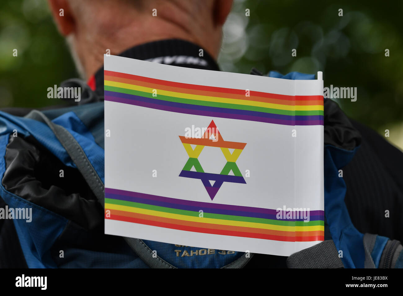 Berlin, Deutschland. 23. Juni 2017. Eine pro-israelische Demonstranten mit einer israelischen Flagge in Regenbogenfarben während einer Demonstration gegen Al-Quds-Tag in Berlin, Deutschland, 23. Juni 2017. Al-Quds-Tag, das seinen Namen von den arabischen Namen von Jerusalem, ist eine iranische gesponsert Zeichen der Solidarität mit Palästinensern und gegen Israel. Der Tag ist ein nationaler Feiertag in Iran. Demonstrationen sind in den USA, Kanada, Großbritannien, Schweden und Deutschland sowie im Nahen Osten statt. Foto: Paul Zinken/Dpa/Alamy Live News Stockfoto