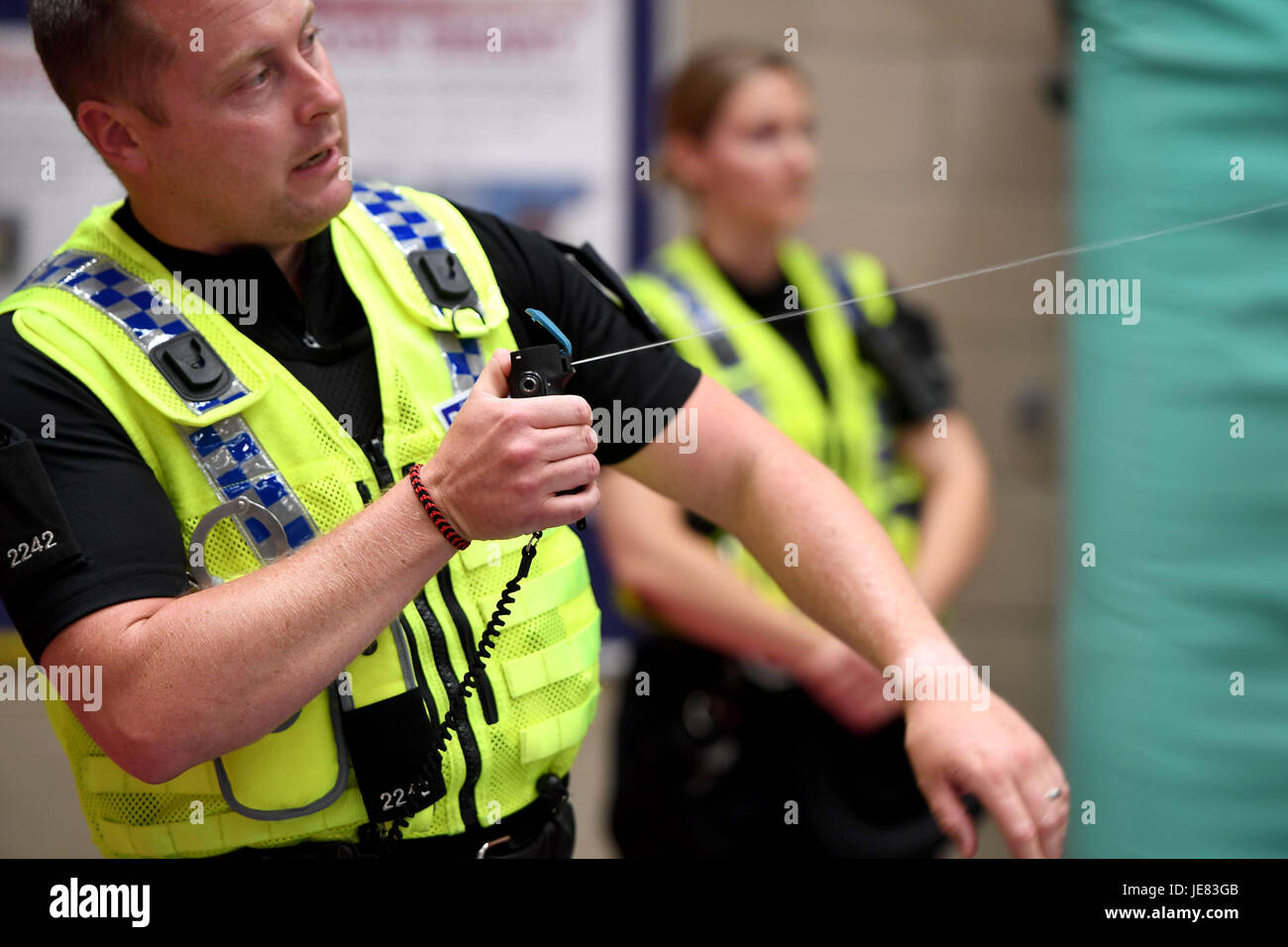 PAVA Spray verwendet von einem Polizeibeamten. Im Mittelpunkt der Veranstaltung ist es, die Transparenz rund um Dorset Polizei Einsatz von Gewalt und die Herausforderungen, sowie einen Überblick über Ausrüstung und Fähigkeiten, die Öffentlichkeit zu verbessern und Offizier Sicherheit zu demonstrieren.  Dies geschieht vor der Veröffentlichung der Einsatz von Kraftdaten von einzelnen Polizeikräfte auf nationaler Ebene zu Ende Juli. Ein Offizier veranschaulicht die Verwendung von PAVA Incapacitant Spray Credit: Finnbarr Webster/Alamy Live News Stockfoto