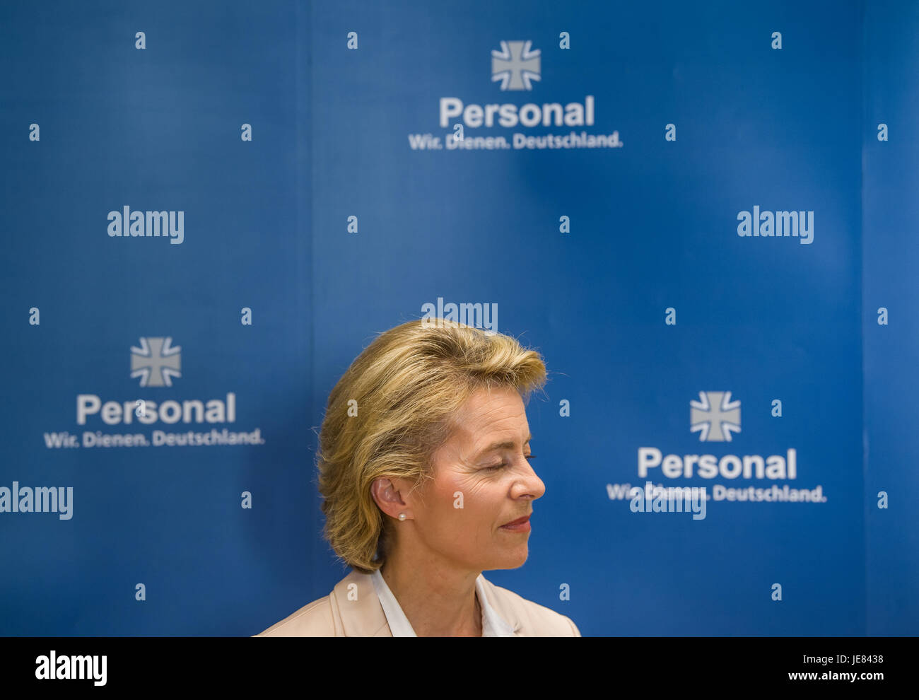 Neubiberg, Deutschland. 23. Juni 2017. Der deutsche Verteidigungsminister Ursula von der Leyen nach dem Besuch ein Richtfest für eine neue Kaserne an der deutschen Armee (Bundeswehr)-Universität in Neubiberg, Deutschland, 23. Juni 2017. Foto: Peter Kneffel/Dpa/Alamy Live News Stockfoto