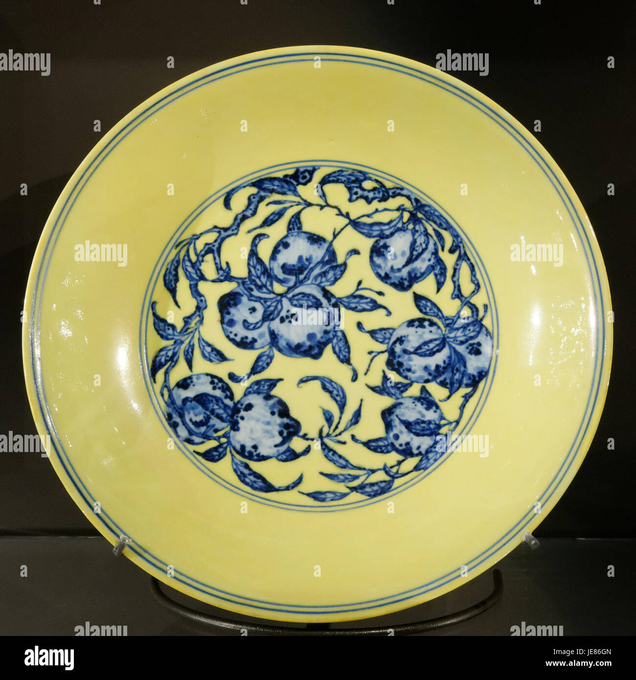 Dieser Titel bezieht sich wahrscheinlich auf eine Schüssel oder ein Kunstwerk mit Pfirsichzweigen, möglicherweise ein Keramik- oder Porzellanstück, das im British Museum untergebracht ist. Das Design kann Natur und botanische Motive darstellen. Stockfoto