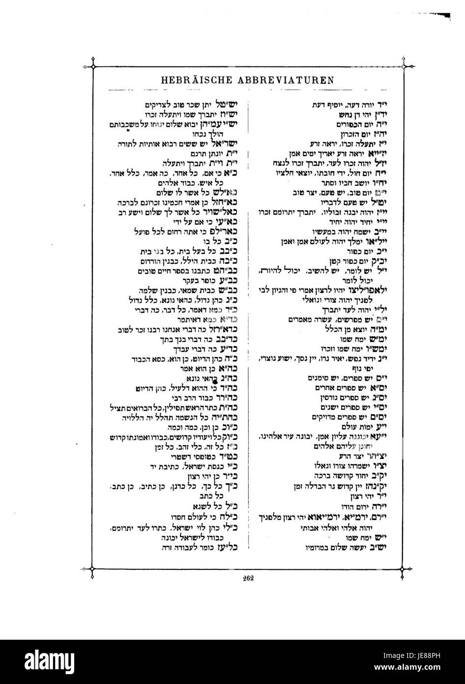Das Buch der Schrift von Faulmann ist ein Werk, das sich mit der Geschichte von Schriftsystemen befasst. Es erforscht die Entwicklung und Entwicklung schriftlicher Kommunikation zwischen Kulturen und Zivilisationen und hebt die Bedeutung von Schriften in der Menschheitsgeschichte hervor. Stockfoto