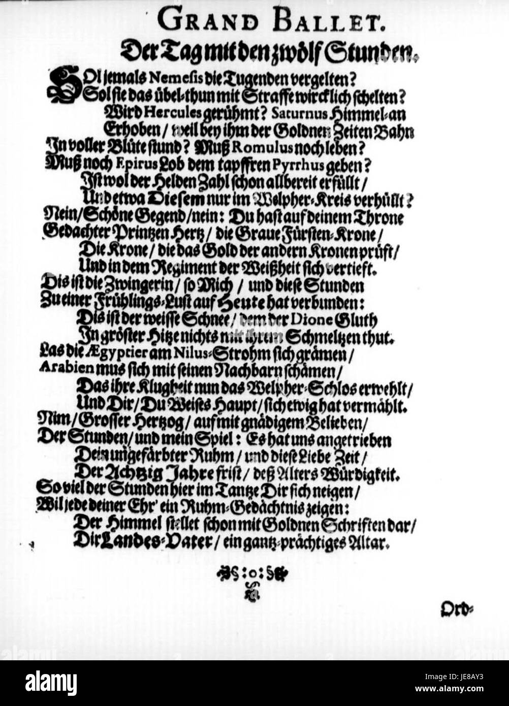 Ein Foto, das eine Aufführung des Anton Ulrich Ballet zeigt und eine Gruppe von Tänzern in einer eleganten Ballettproduktion zeigt. Dieses Bild zeigt die Kunst und Anmut der Ballettchoreographie. Stockfoto