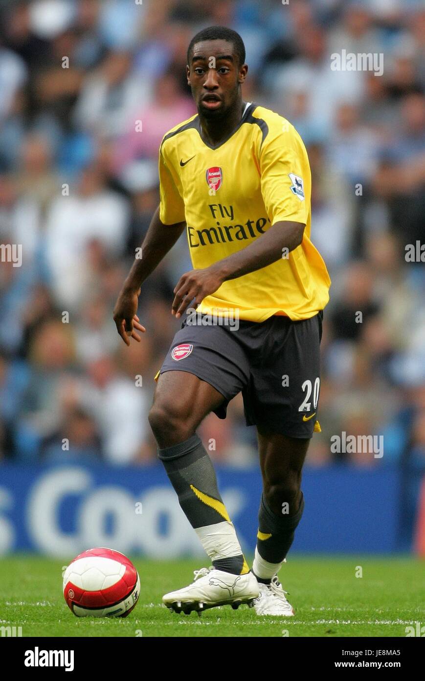 JOHAN DJOUROU ARSENAL FC CITY OF MANCHESTER STADIUM MANCHESTER ENGLAND 26. August 2006 Stockfoto