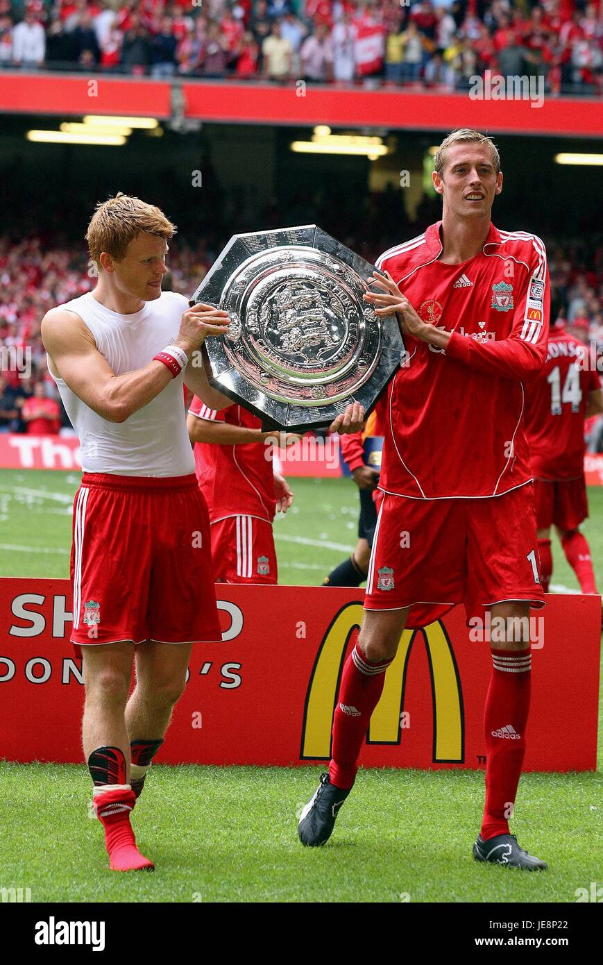 JOHN ARNE RIISE & PETER CROUCH LIVERPOOL V CHELSEA MILLENNIUM Stadion CARDIFF WALES 13. August 2006 Stockfoto