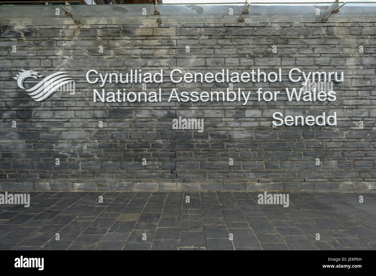 Bucht von Cardiff, Cardiff, Wales - 20. Mai 2017: Ansicht der Nationalversammlung Signage, Senedd in Walisisch und Englisch. Stockfoto
