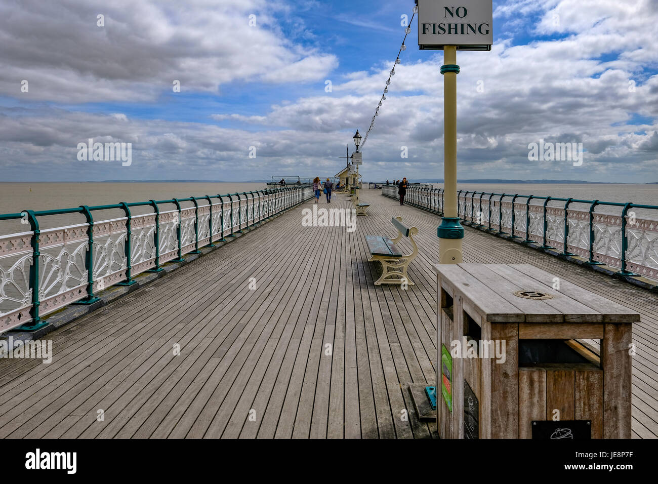 Penarth, Wales - 21. Mai 2017: Auf Penarth Pier mit hölzernen Fußboden und Art-deco-Geländer. Stockfoto