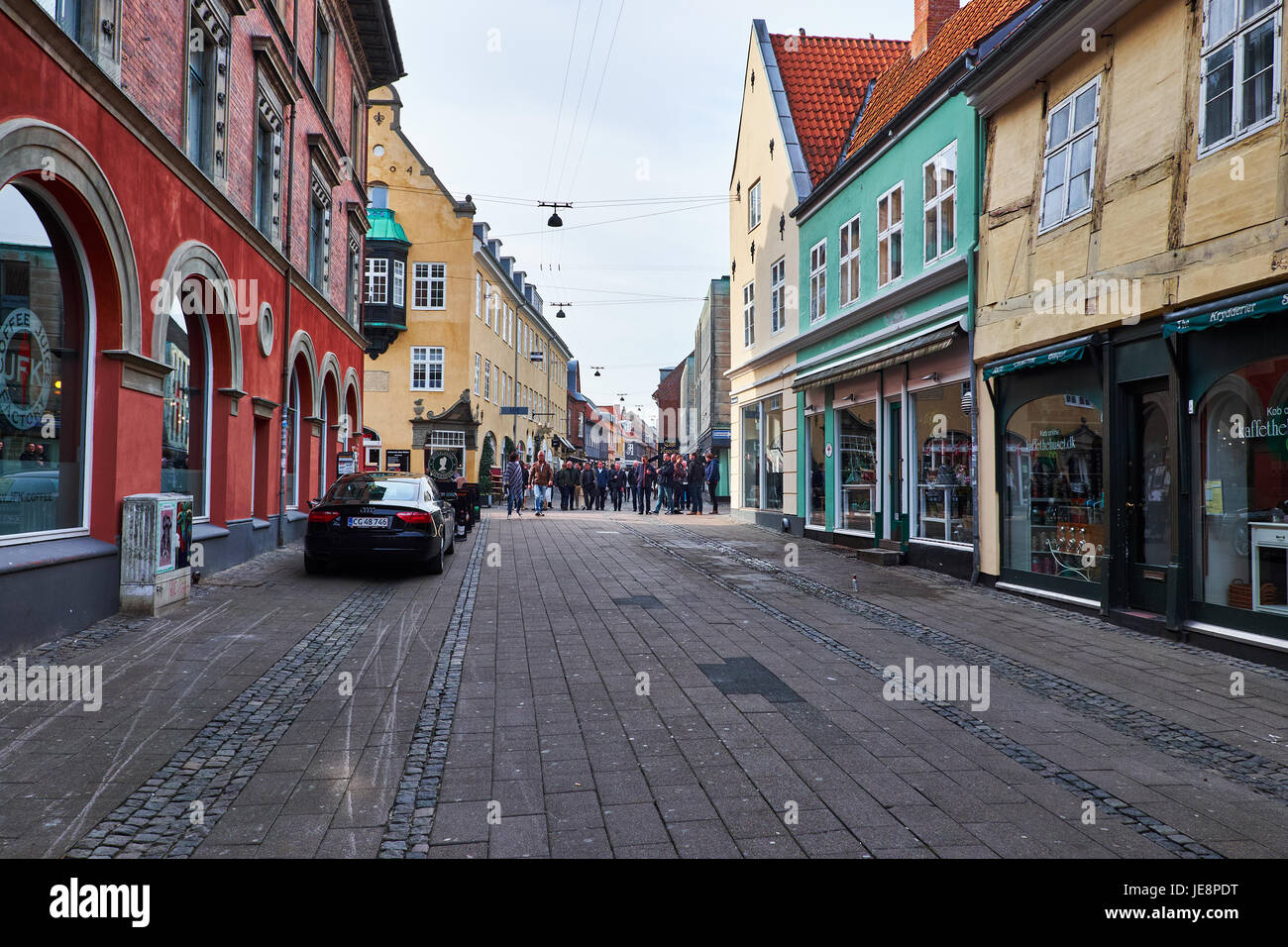 HELSINGØR, Dänemark - 30. April 2016: Die fast menschenleere Fußgängerzone, an einem Samstag Nachmittag, mit einer großen Gruppe von Menschen Stockfoto