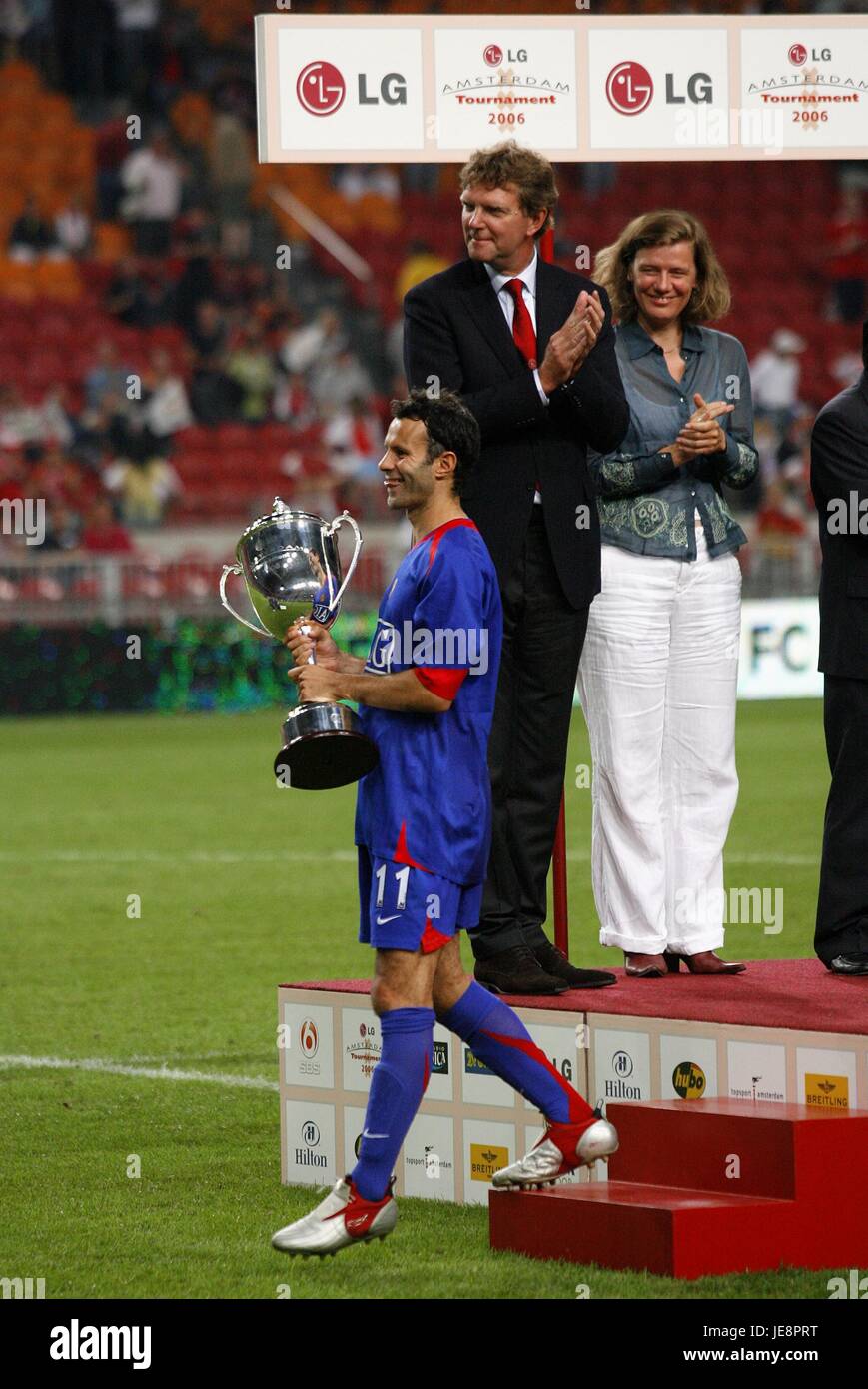 RYAN GIGGS mit Trophäe AMSTERDAM Turnier 2006 AMSTERDAM ARENA AMSTERDAM HOLLAND 05 August 2006 Stockfoto