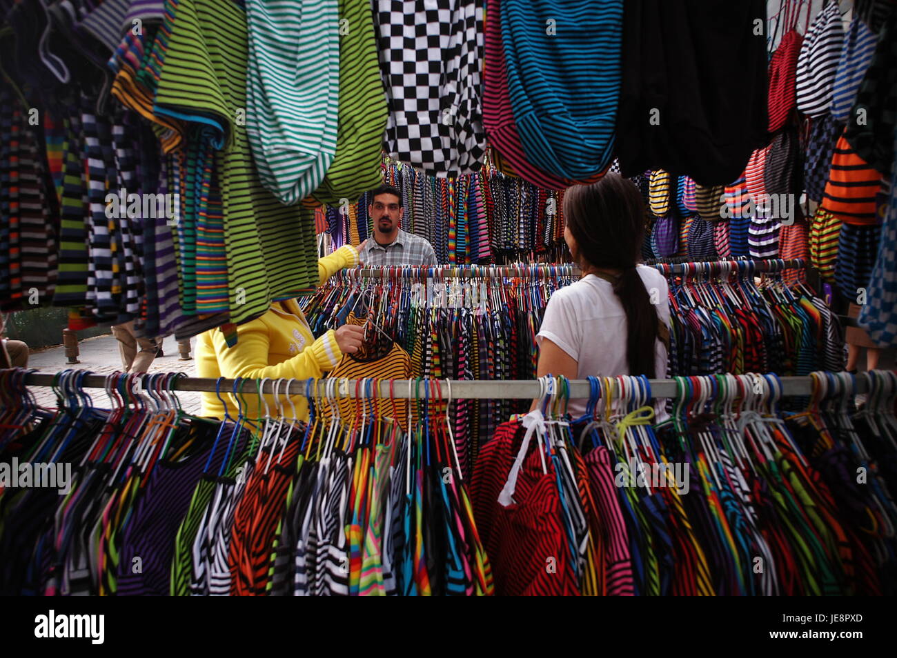 MADRID Spanien - Flohmarkt am Sonntag bunte Kleidung auf DISPLAY © Frédéric BEAUMONT Stockfoto