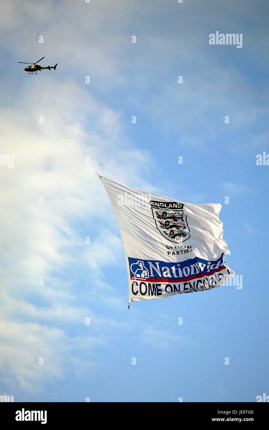 COME ON ENGLAND Flagge Hubschrauber fliegt Fahne OLD TRAFFORD MANCHESTER 30. Mai 2006 Stockfoto