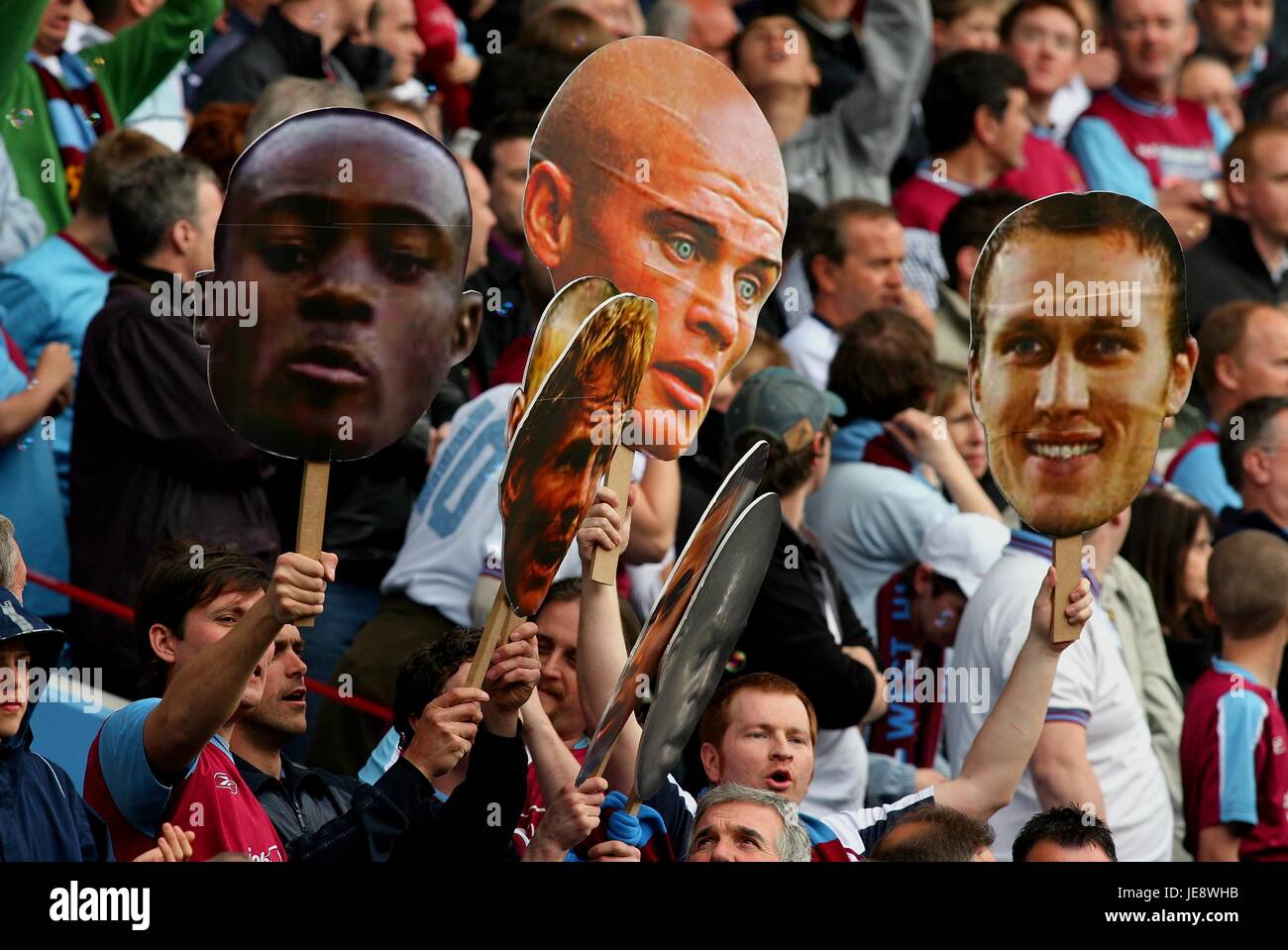 Schneiden Sie FANS Welle Spieler OUTS MIDDLESBROUGH V WEST HAM UTD VILLA PARK BIRMINGHAM 23. April 2006 Stockfoto