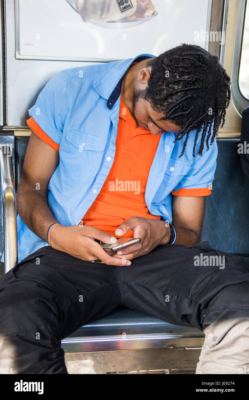 Junger Mann schlief während der Verwendung von seinem Telefon, New York City, USA Stockfoto
