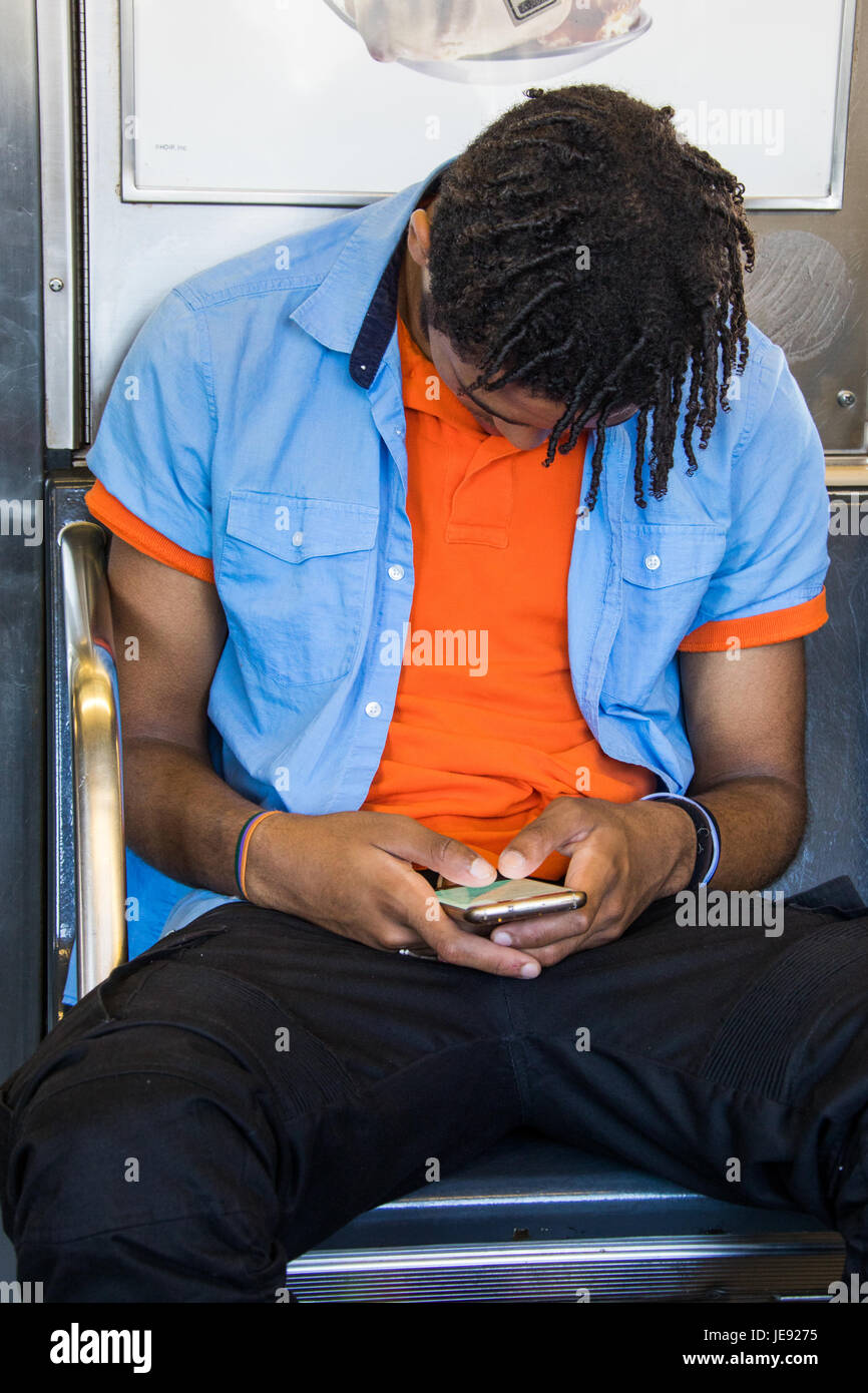 Junger Mann mit seinem Handy, New York City, USA Stockfoto