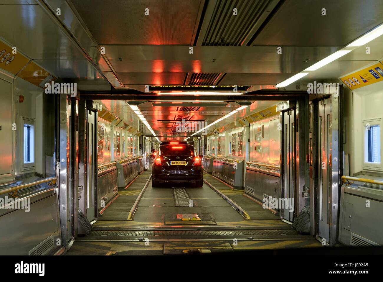 Innenraum des Eurotunnel-Auto-shuttle Stockfoto