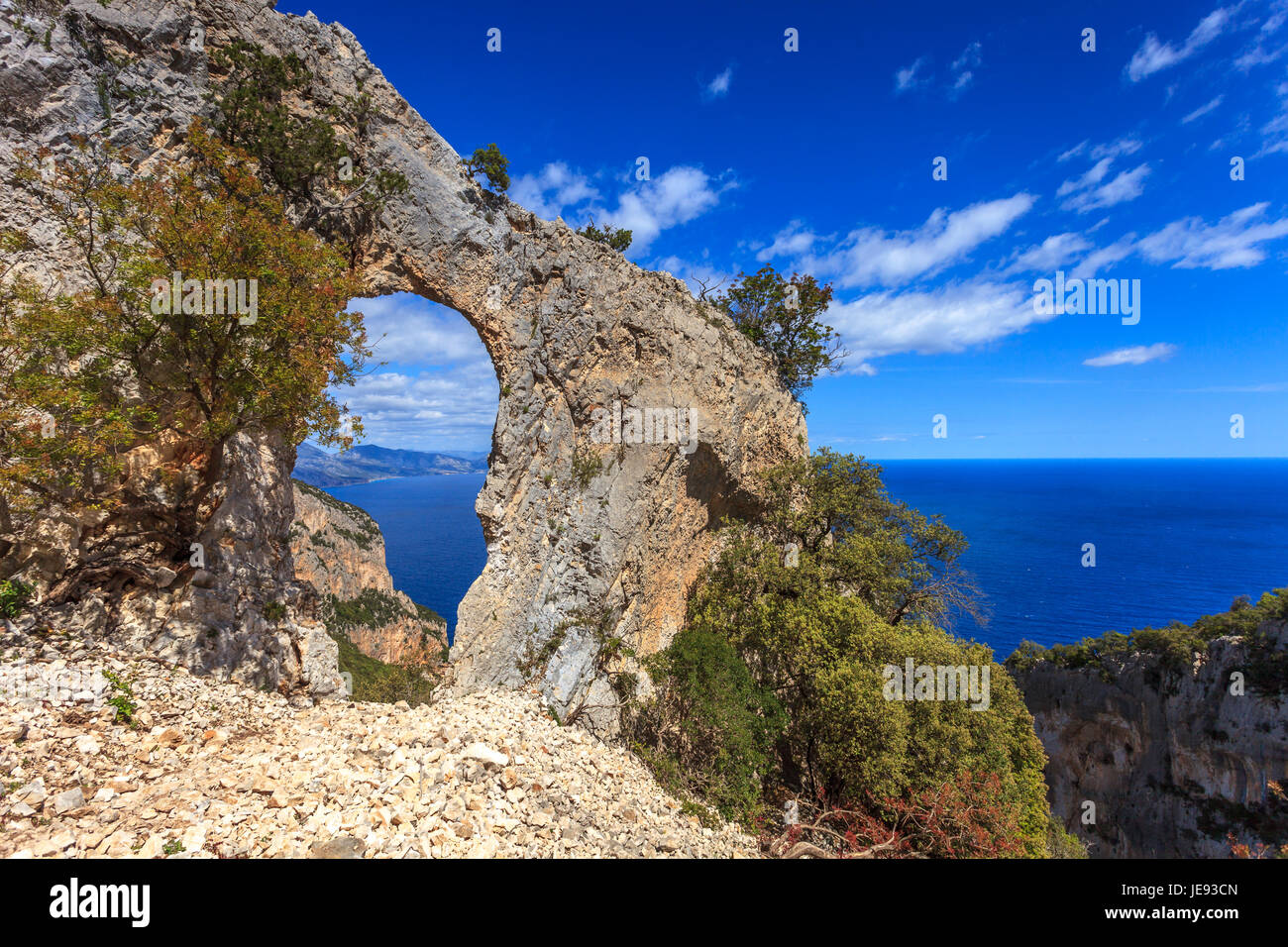 Felsbogen auf dem Weg zur Cala Mariolu (Sardinien) Stockfoto