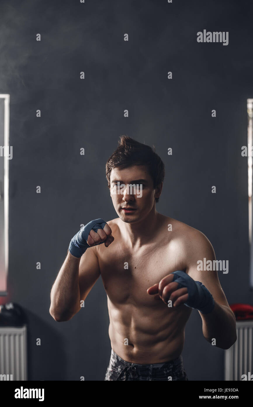 Sportler Muay thai Boxer Kämpfe im Boxen Halle Stockfoto