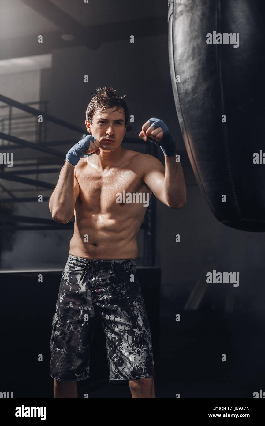 junge-sportler-beim-boxtraining-mit-einem-boxsack-stockfotografie-alamy