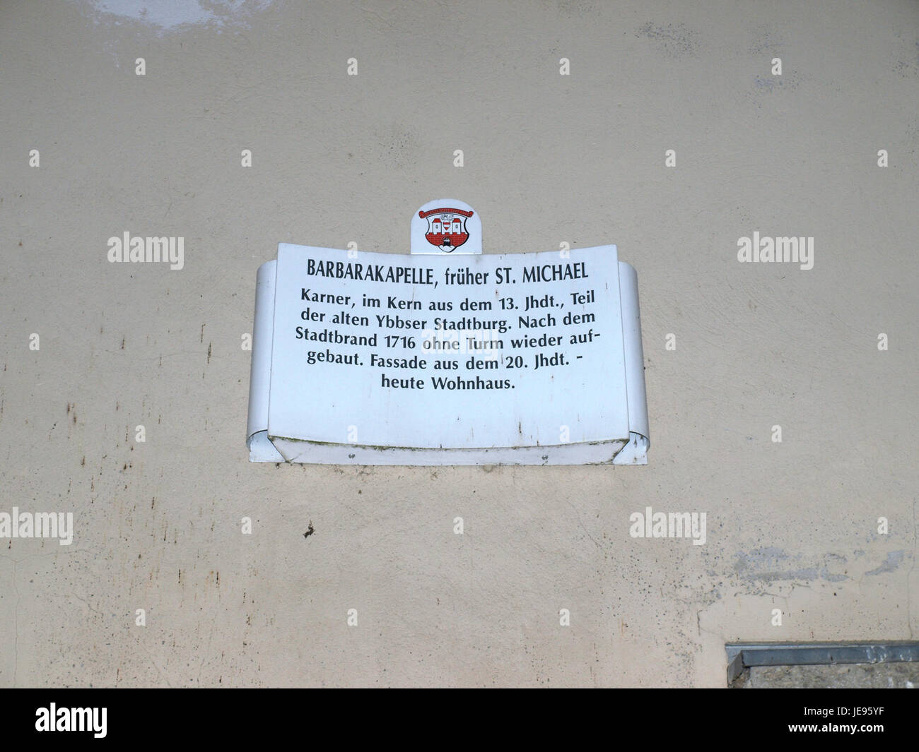 Ein Foto der ehemaligen Michaelskapelle (St. Barbara-Kapelle) in Ybbs an der Donau, Österreich, das die historische Kirchenstruktur in ihrer natürlichen Umgebung zeigt. Stockfoto