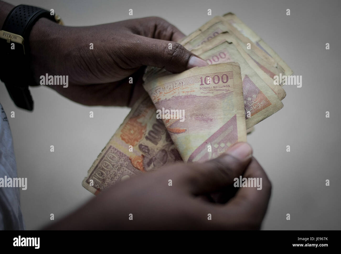 Ein Foto vom 23. Oktober 2013, das das Konzept internationaler Geldtransferdienste von Barclays veranschaulicht. Er hebt die Rolle der Überweisungen in den globalen Volkswirtschaften und bei Finanztransaktionen hervor. Stockfoto