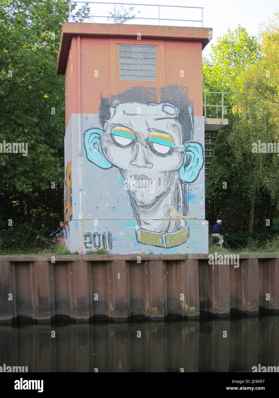 Graffiti in Saarbrücken, Deutschland, zeigt urbane Street Art, die lokale Kultur und kreativen Ausdruck widerspiegelt. Diese Kunstwerke tragen zur modernen, dynamischen Kulturszene der Stadt bei. Stockfoto