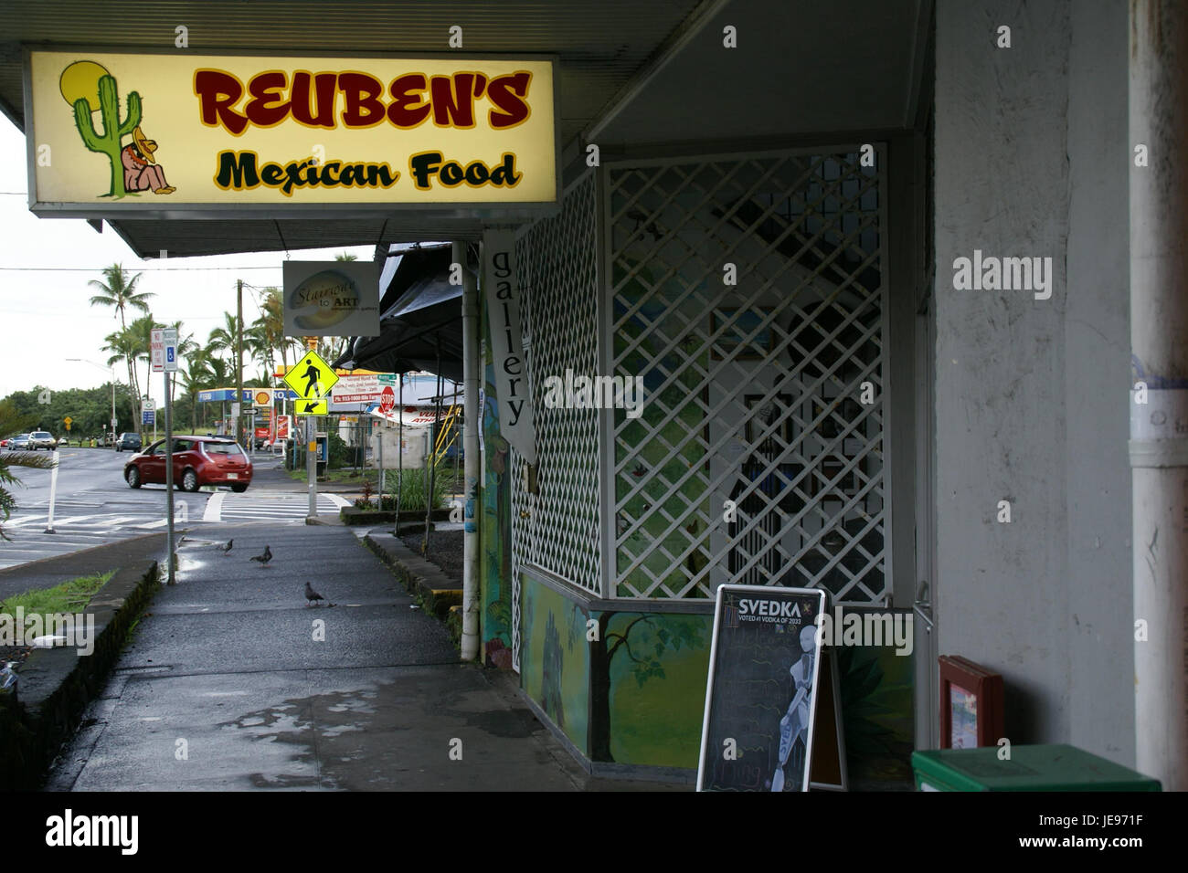 Das Foto zeigt das Reubens Mexican Restaurant auf der Kamehameha Avenue in Hilo, Hawaii, das für seine lebhaften Farben und die lokale Gastronomie bekannt ist. Stockfoto