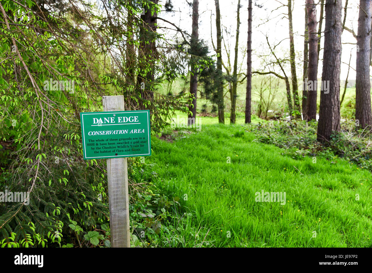 Ein Schild am Dane Rand Naturschutzgebiet und Site of Special Scientific Interest oder SSSI Swettenham Cheshire England UK Stockfoto