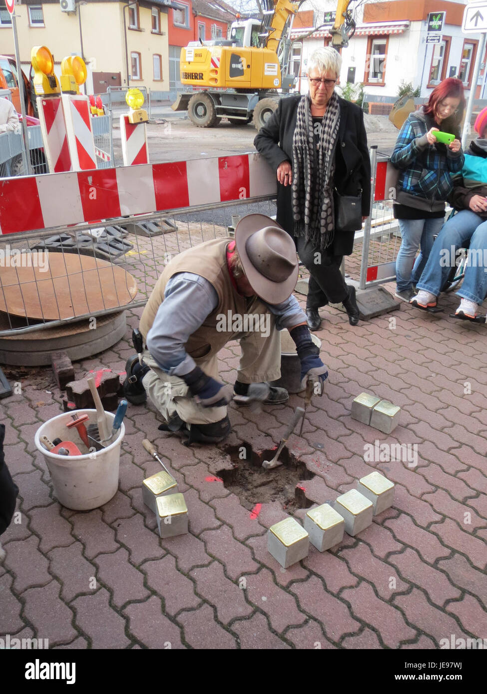 Die Stolpersteine in Hockenheim sind Teil des globalen Projekts zum Gedenken an die Opfer des Holocaust. Diese Messingtafeln sind an den Stellen ehemaliger Häuser angebracht und erinnern an Personen, die unter dem Nazi-Regime gelitten haben. Stockfoto