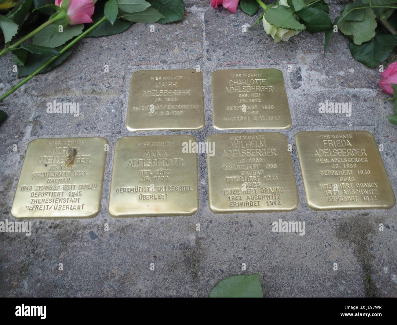 Die Stolpersteine in Hockenheim erinnern an die Opfer des Holocaust und markieren bedeutende historische Stätten mit kleinen Messingtafeln. Stockfoto