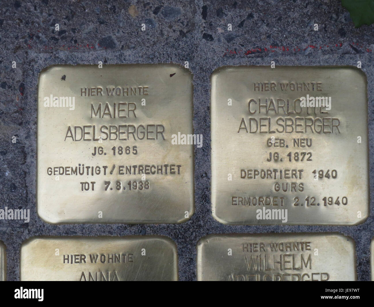 Stolpersteine, oder „Stolpersteine“, sind kleine Gedenkstätten, die in Pflastersteinen angebracht sind, um an die Opfer des Holocaust zu erinnern. Dieser Stolperstein befindet sich in Hockenheim, Deutschland und ehrt eine Person, die während der NS-Zeit ums Leben gekommen ist. Stockfoto