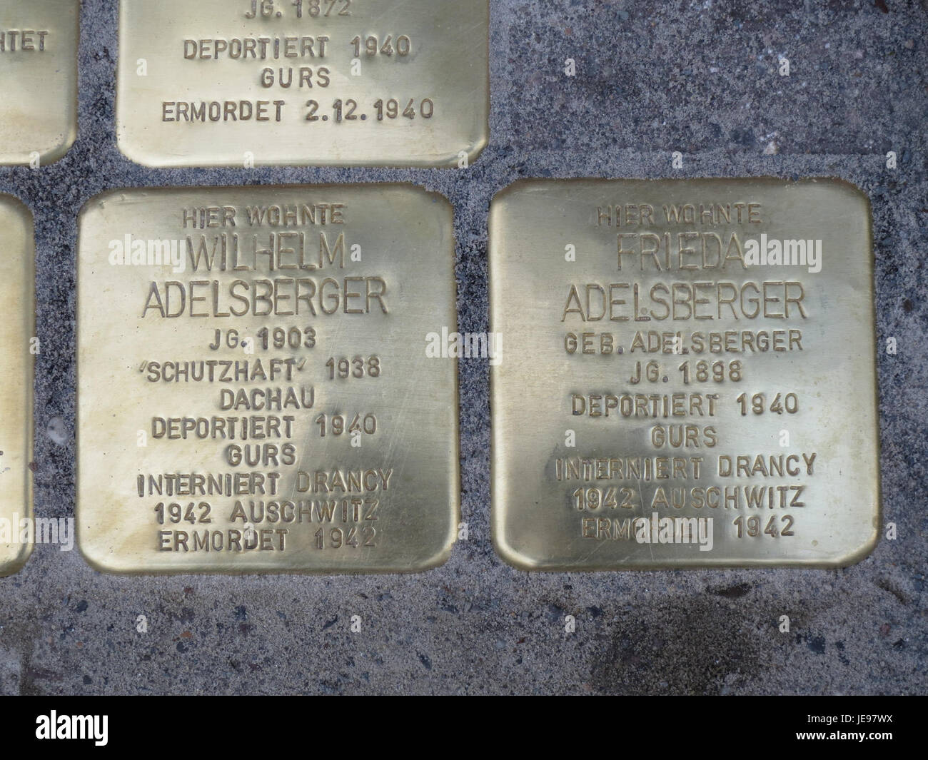Dieses Bild zeigt Stolpersteine, Gedenksteine in Hockenheim, Deutschland, zu Ehren der Opfer des Holocaust. Die Steine sind Teil eines Projekts zur Erinnerung und Anerkennung der Opfer der Verfolgung durch die Nazis. Stockfoto