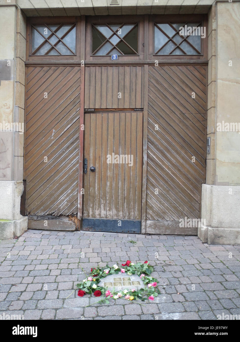 Eine Fotografie von Stolpersteinen, Gedenktafeln aus Messing, in Hockenheim, Deutschland, am 7. November, 2013. die Stolpersteine ehren die Opfer der NS-Verfolgung, die vor ihren ehemaligen Häusern aufgestellt wurden, um Erinnerung und Geschichte zu bewahren. Stockfoto
